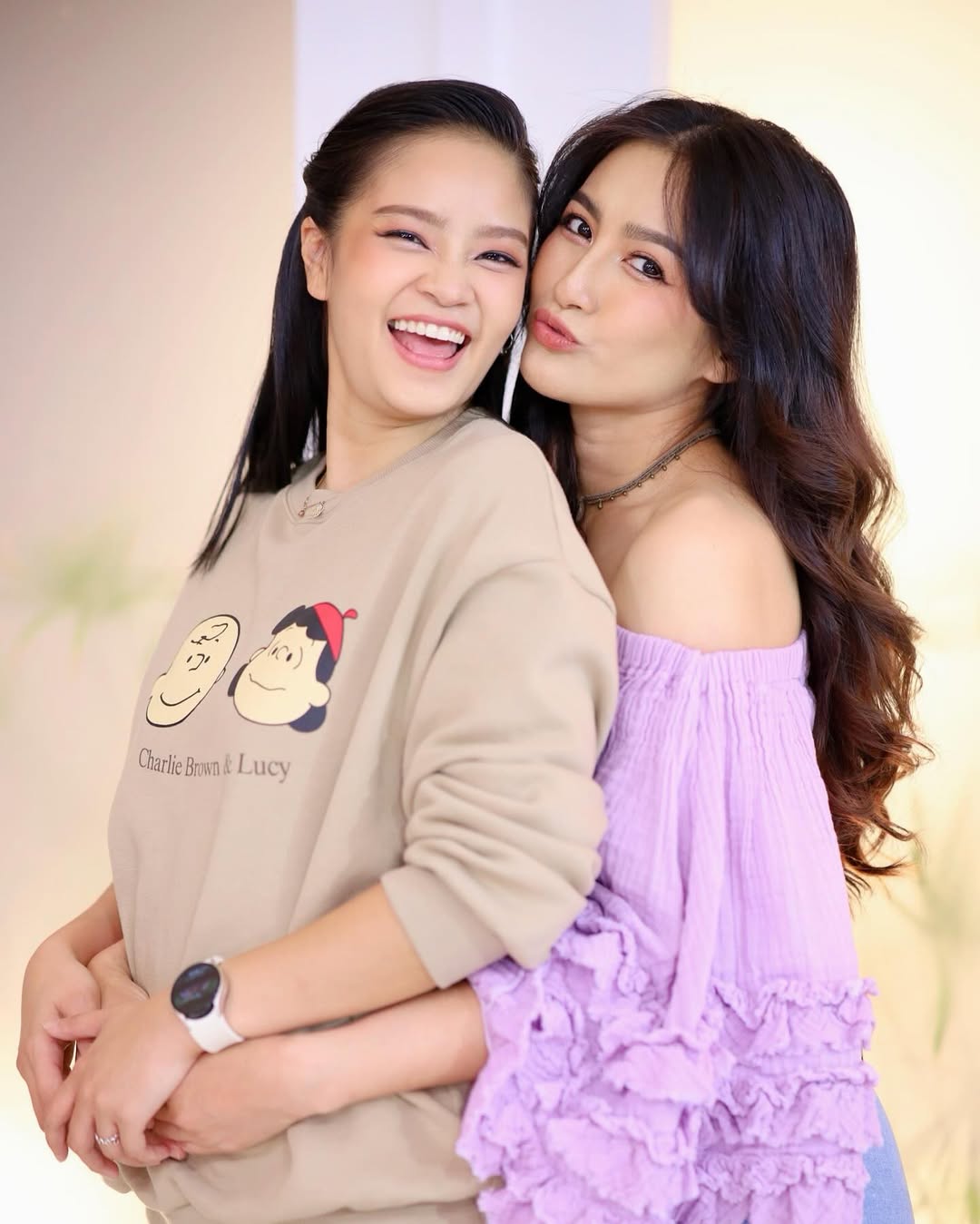 1 mỹ nhân Miss Universe và người yêu đồng giới sắp cưới sau 2 năm hẹn hò! - Ảnh 1. 1 mỹ nhân Miss Universe và người yêu đồng giới sắp cưới sau 2 năm hẹn hò! - Ảnh 1.
