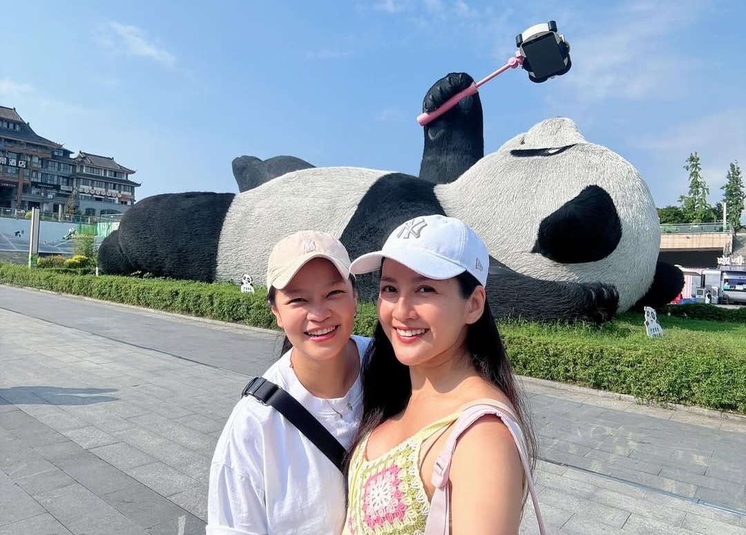 1 mỹ nhân Miss Universe và người yêu đồng giới sắp cưới sau 2 năm hẹn hò! - Ảnh 5. 1 mỹ nhân Miss Universe và người yêu đồng giới sắp cưới sau 2 năm hẹn hò! - Ảnh 5.