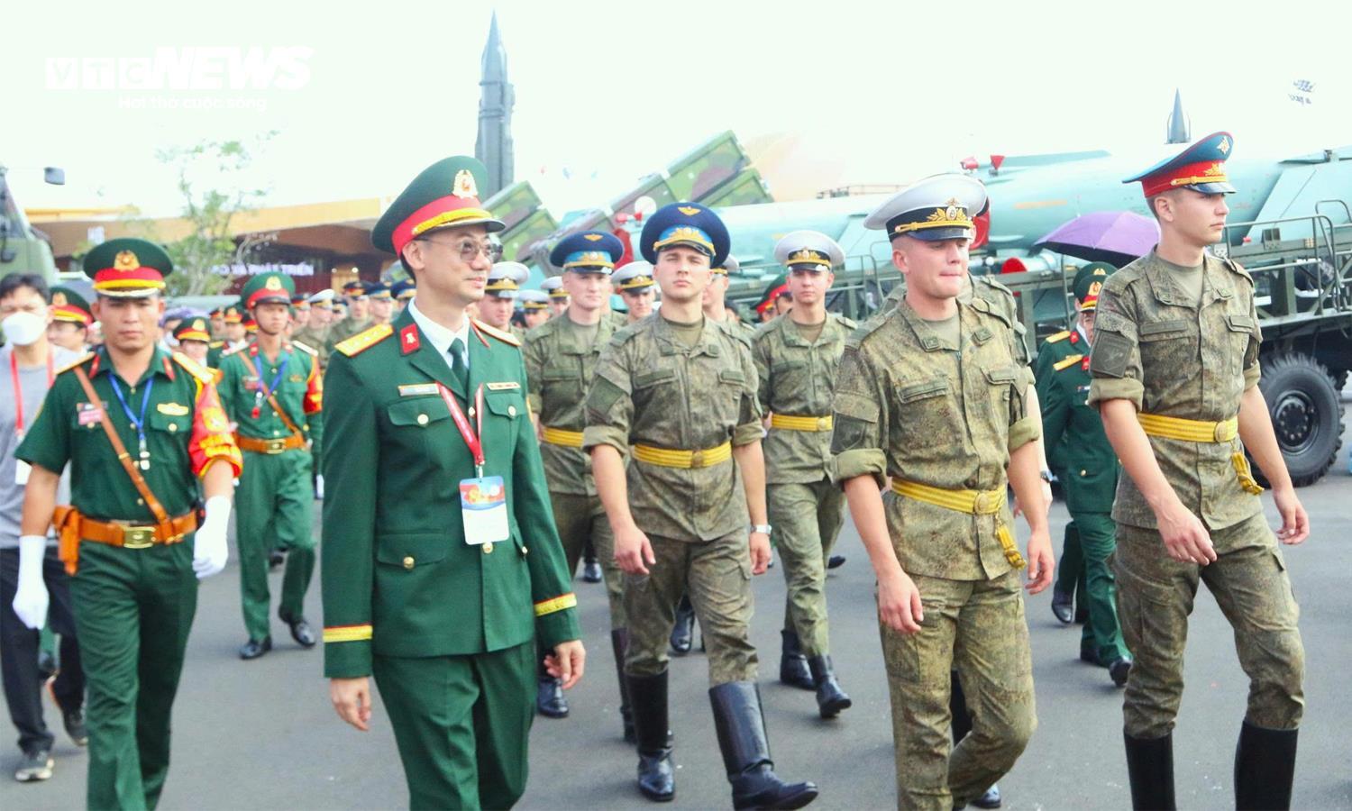Quân nhân Nga , Lào , Campuchia tham quan Triển lãm vũ khí Việt Nam tại Hà Nội - Ảnh 1. Quân nhân Nga , Lào , Campuchia tham quan Triển lãm vũ khí Việt Nam tại Hà Nội - Ảnh 1.