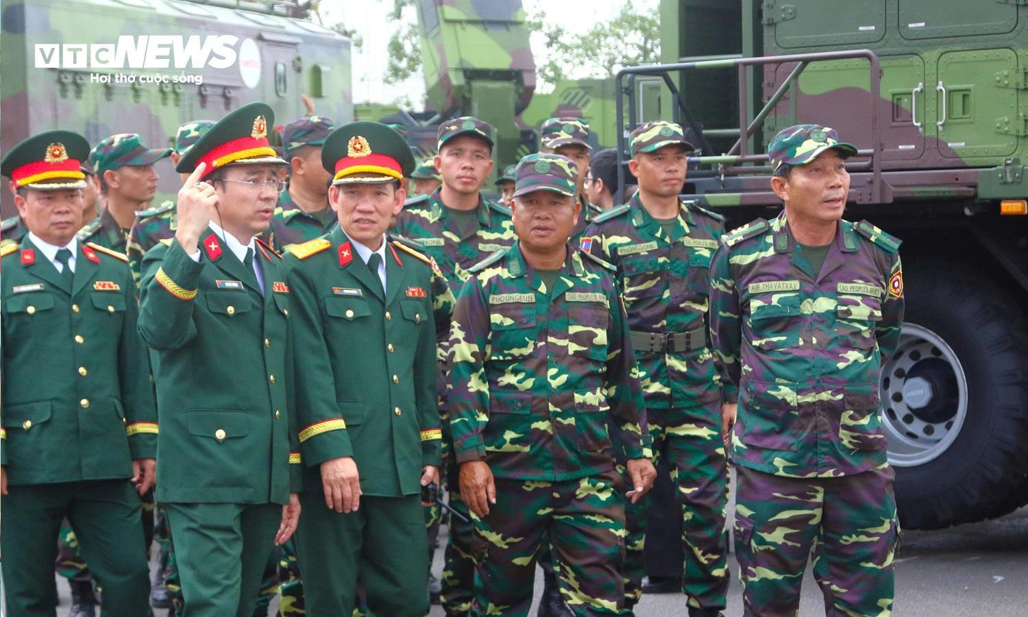Quân nhân Nga , Lào , Campuchia tham quan Triển lãm vũ khí Việt Nam tại Hà Nội - Ảnh 8. Quân nhân Nga , Lào , Campuchia tham quan Triển lãm vũ khí Việt Nam tại Hà Nội - Ảnh 8.