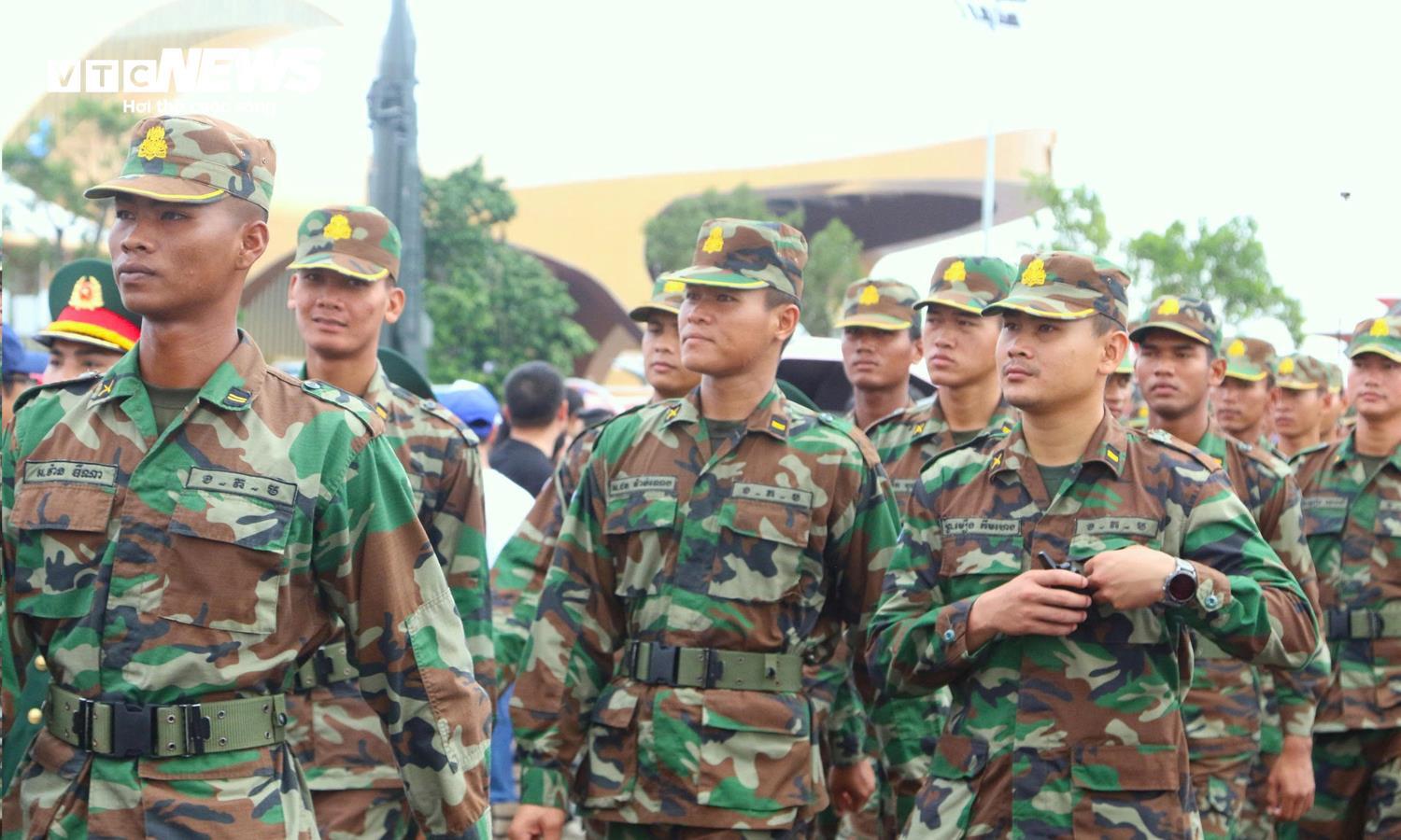 Quân nhân Nga , Lào , Campuchia tham quan Triển lãm vũ khí Việt Nam tại Hà Nội - Ảnh 10. Quân nhân Nga , Lào , Campuchia tham quan Triển lãm vũ khí Việt Nam tại Hà Nội - Ảnh 10.