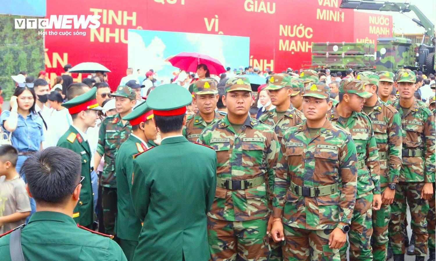 Quân nhân Nga , Lào , Campuchia tham quan Triển lãm vũ khí Việt Nam tại Hà Nội - Ảnh 9. Quân nhân Nga , Lào , Campuchia tham quan Triển lãm vũ khí Việt Nam tại Hà Nội - Ảnh 9.