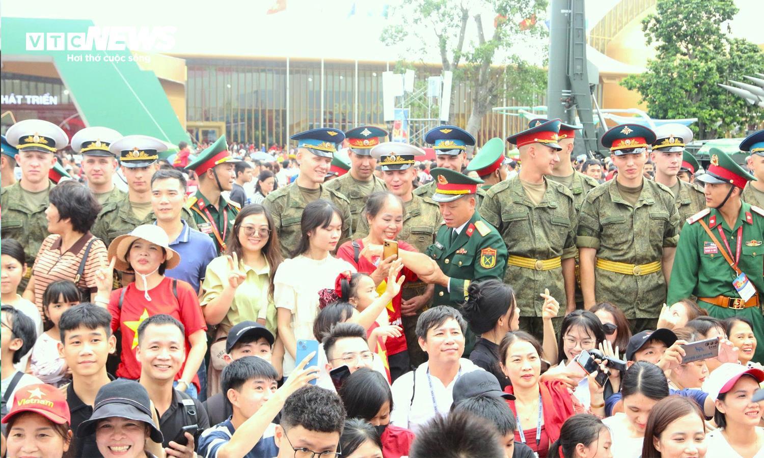Quân nhân Nga , Lào , Campuchia tham quan Triển lãm vũ khí Việt Nam tại Hà Nội - Ảnh 5. Quân nhân Nga , Lào , Campuchia tham quan Triển lãm vũ khí Việt Nam tại Hà Nội - Ảnh 5.