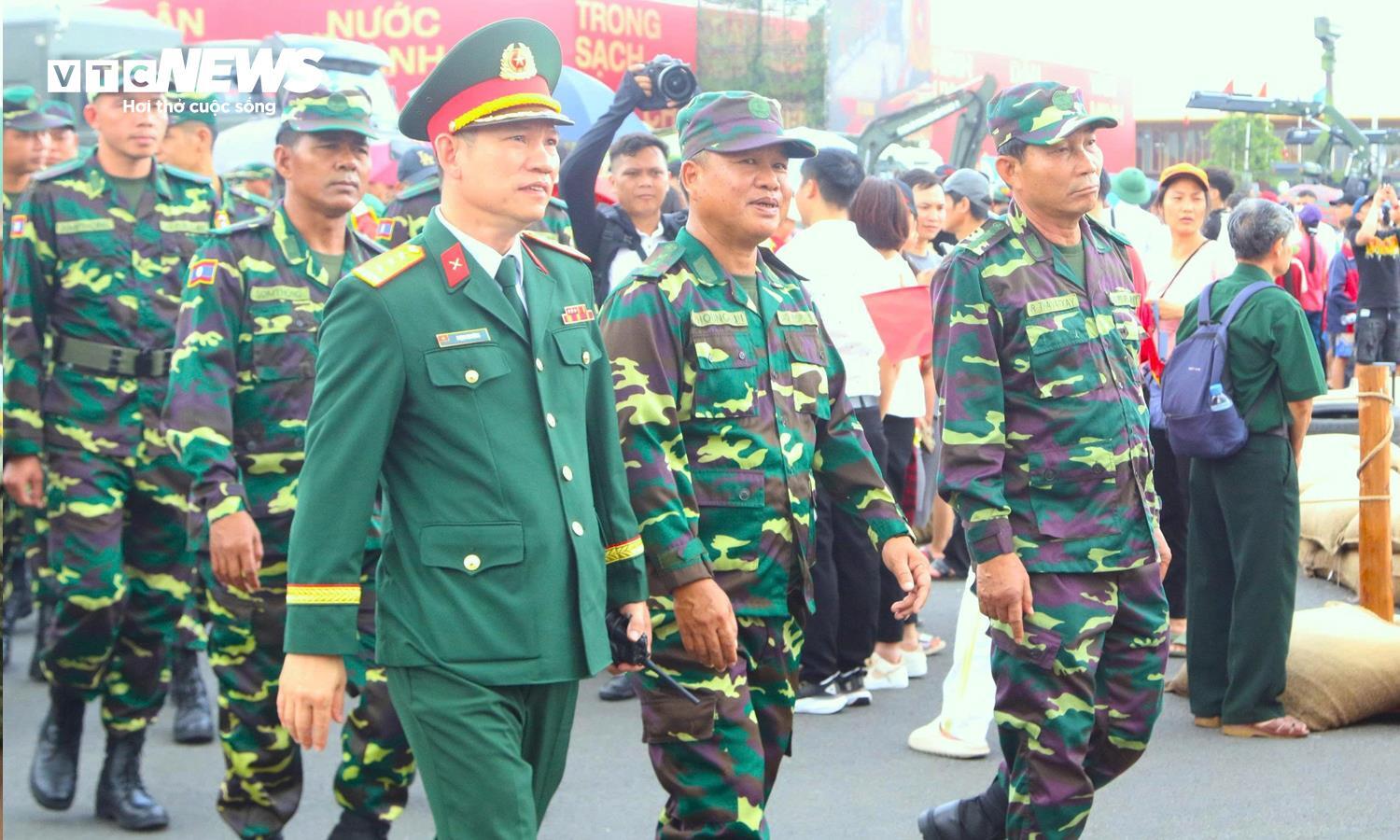 Quân nhân Nga , Lào , Campuchia tham quan Triển lãm vũ khí Việt Nam tại Hà Nội - Ảnh 6. Quân nhân Nga , Lào , Campuchia tham quan Triển lãm vũ khí Việt Nam tại Hà Nội - Ảnh 6.