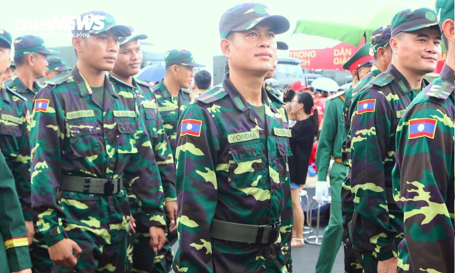 Quân nhân Nga , Lào , Campuchia tham quan Triển lãm vũ khí Việt Nam tại Hà Nội - Ảnh 7. Quân nhân Nga , Lào , Campuchia tham quan Triển lãm vũ khí Việt Nam tại Hà Nội - Ảnh 7.