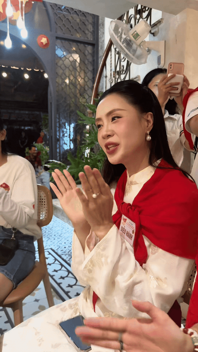 Cam thường rõ nhan sắc tuổi 40+ của Hồng Diễm gây sốt- Ảnh 2. Cam thường rõ nhan sắc tuổi 40+ của Hồng Diễm gây sốt- Ảnh 2.