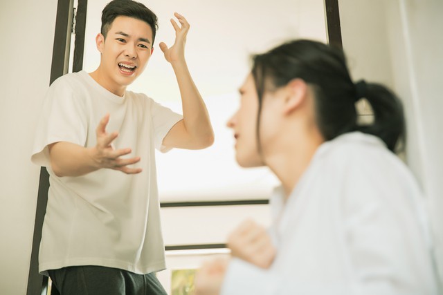 Một tin nhắn chuyển nhầm giữa đ&ecirc;m l&agrave;m t&ocirc;i hiểu v&igrave; sao chồng khăng khăng nghỉ lễ phải về ngoại- Ảnh 1.