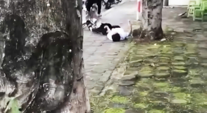 Dựng lại hiện trường vụ nam sinh bị đánh đến co giật gây chấn động dư luận - Ảnh 2.