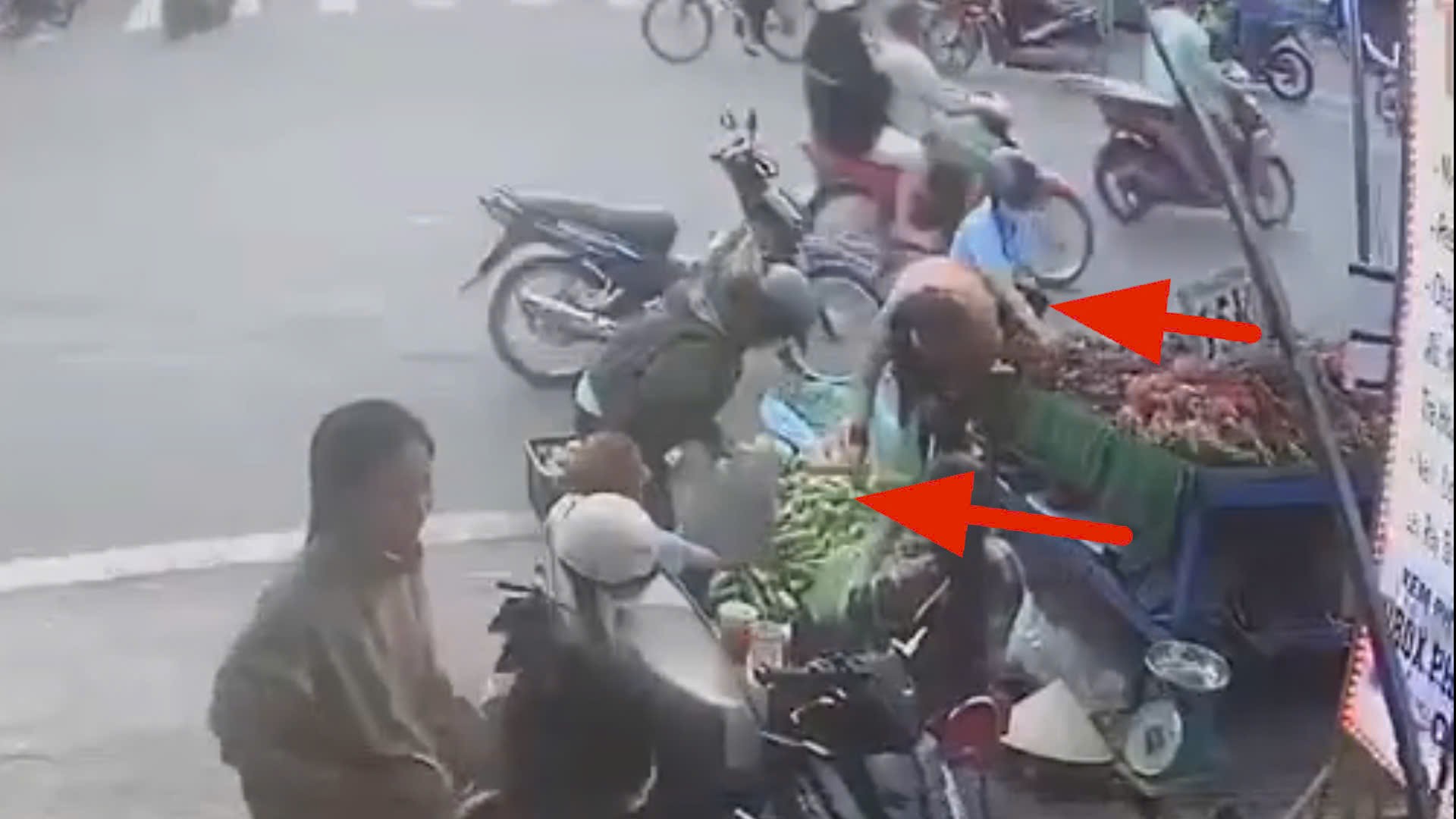 Bức xúc với nhóm "nữ quái" chuyên dàn cảnh móc túi ở các khu chợ công nhân- Ảnh 2.
