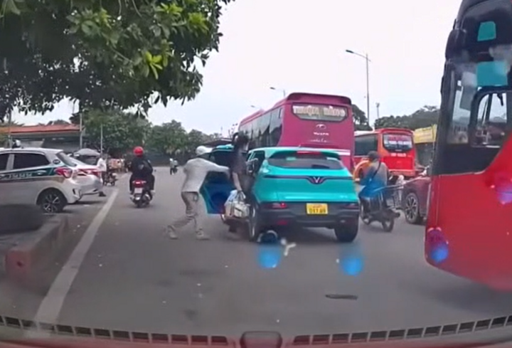 Nhóm người chặn taxi công nghệ Thái Nguyên đuổi phụ nữ bế con giữa nắng nóng - Ảnh 2.