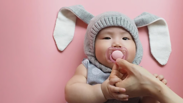 Rộ trào lưu người lớn ngậm núm vú giả, chuyên gia cảnh báo nguy cơ - Ảnh 3.