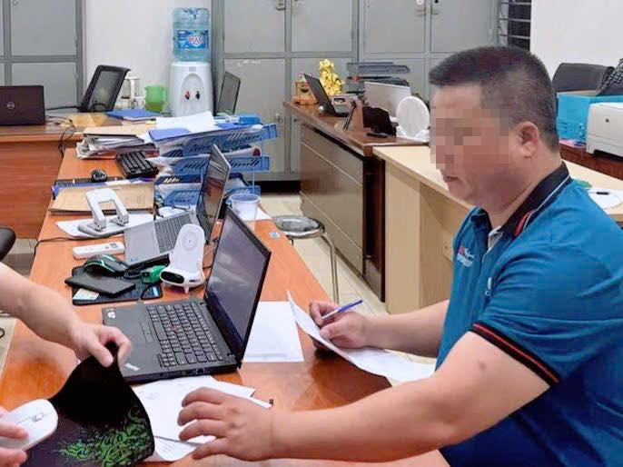 Danh tính và lời khai tài xế 7 chỗ đi vào làn khẩn cấp, còn rút chìa khóa xe khách rồi cầm đi - Ảnh 2.