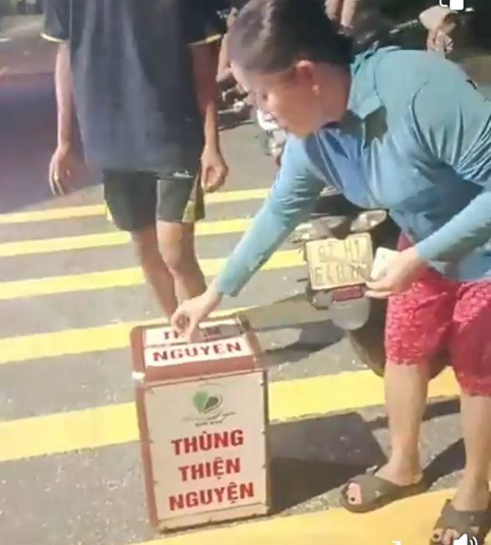 Người dân Đà Nẵng giải cứu tài xế người Lào mắc kẹt xe tải trên biển - Ảnh 4.