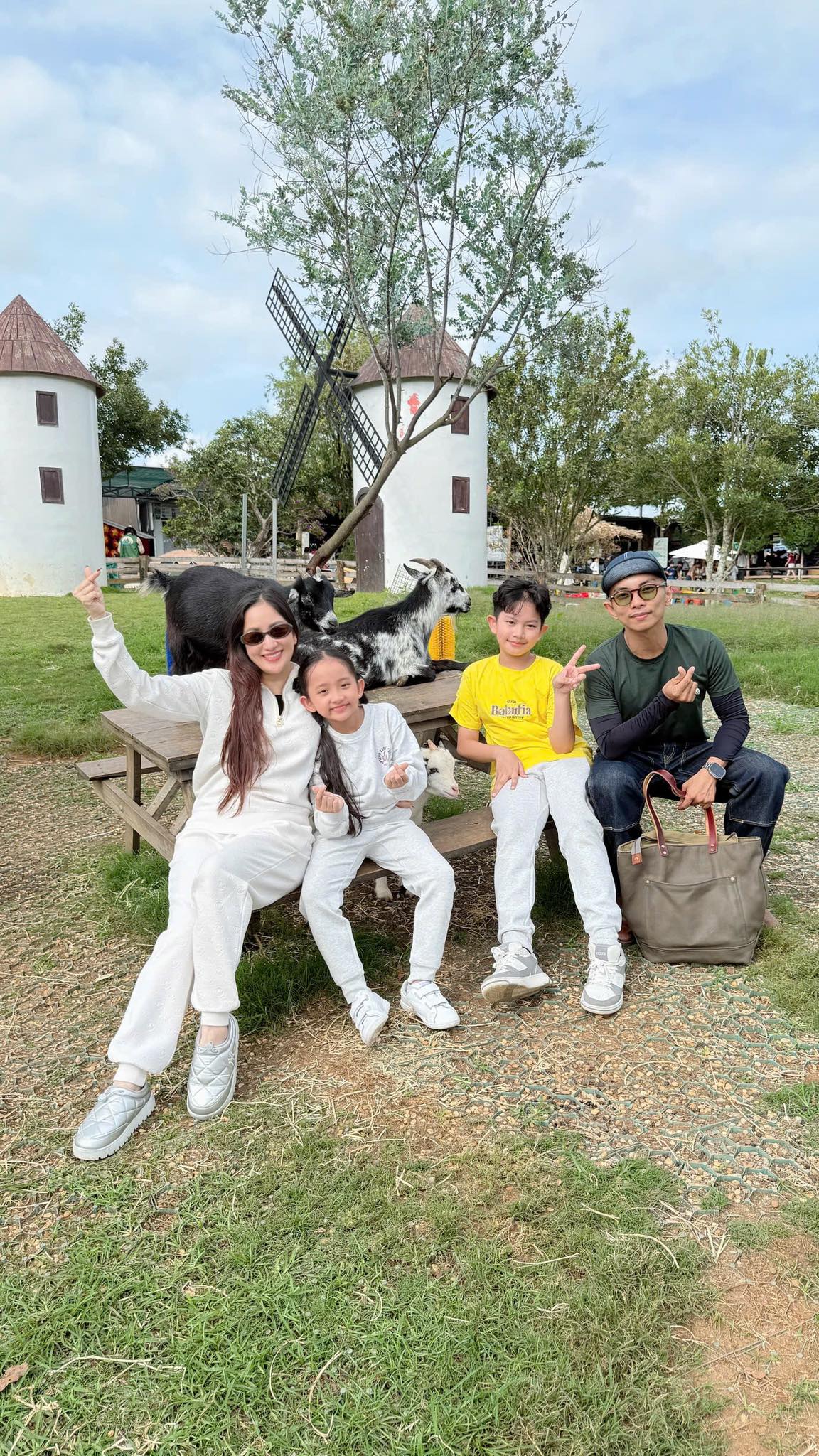 Một c&acirc;u n&oacute;i của con g&aacute;i Kh&aacute;nh Thi tiết lộ g&oacute;c khuất "đau l&ograve;ng" khi l&agrave;m con của Phan Hiển v&agrave; nữ ho&agrave;ng dancesport - Ảnh 2.