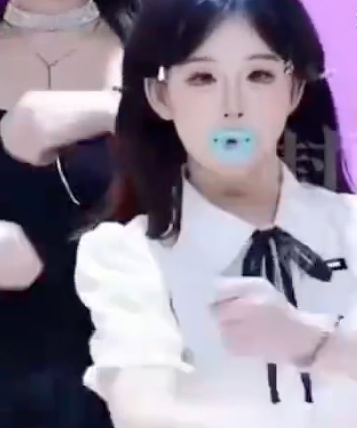 Rộ trào lưu người lớn ngậm núm vú giả, chuyên gia cảnh báo nguy cơ - Ảnh 2.