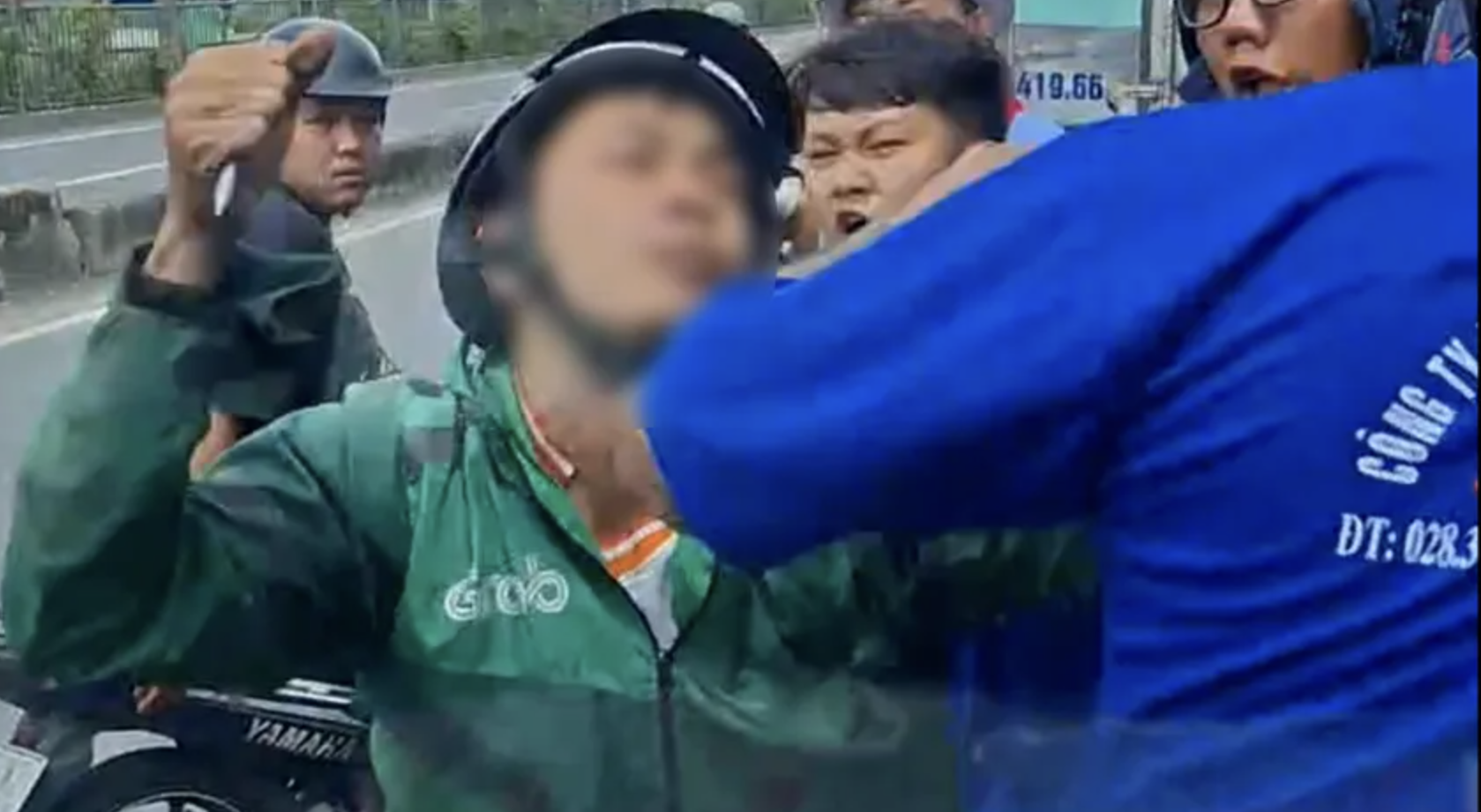 Lý do người đàn ông chặn ô tô và đập kính chiếu hậu gây náo loạn trên đường - Ảnh 1. Lý do người đàn ông chặn ô tô và đập kính chiếu hậu gây náo loạn trên đường - Ảnh 1.