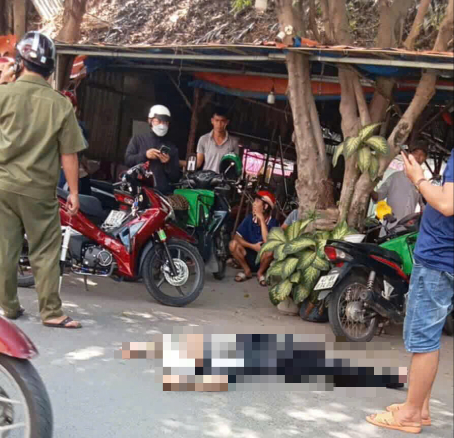 Nam thanh niên tự đâm vào bụng mình, người bán dao nhanh chóng rời hiện trường- Ảnh 1. Nam thanh niên tự đâm vào bụng mình, người bán dao nhanh chóng rời hiện trường- Ảnh 1.