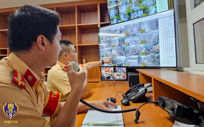 Người mẹ được các con "hộ tống" đi đổi vé số trúng giải độc đắc - Ảnh 2.