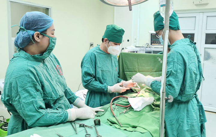 Cứu sống bé trai 4 tuổi bị vỡ gan và lách sau tai nạn giao thông - Ảnh 1.