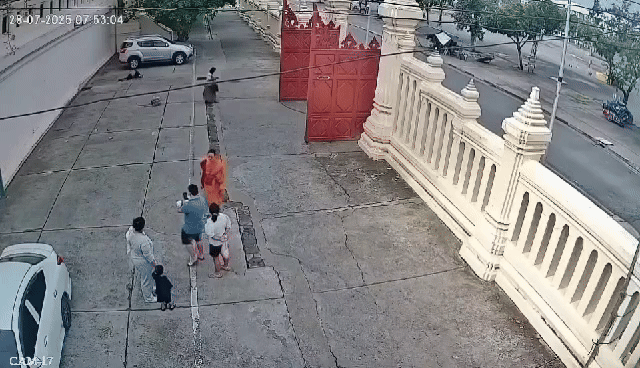 Lái ô tô cán qua người đàn ông, nữ tài xế có hành động khó hiểu, video hiện trường gây phẫn nộ - Ảnh 2.