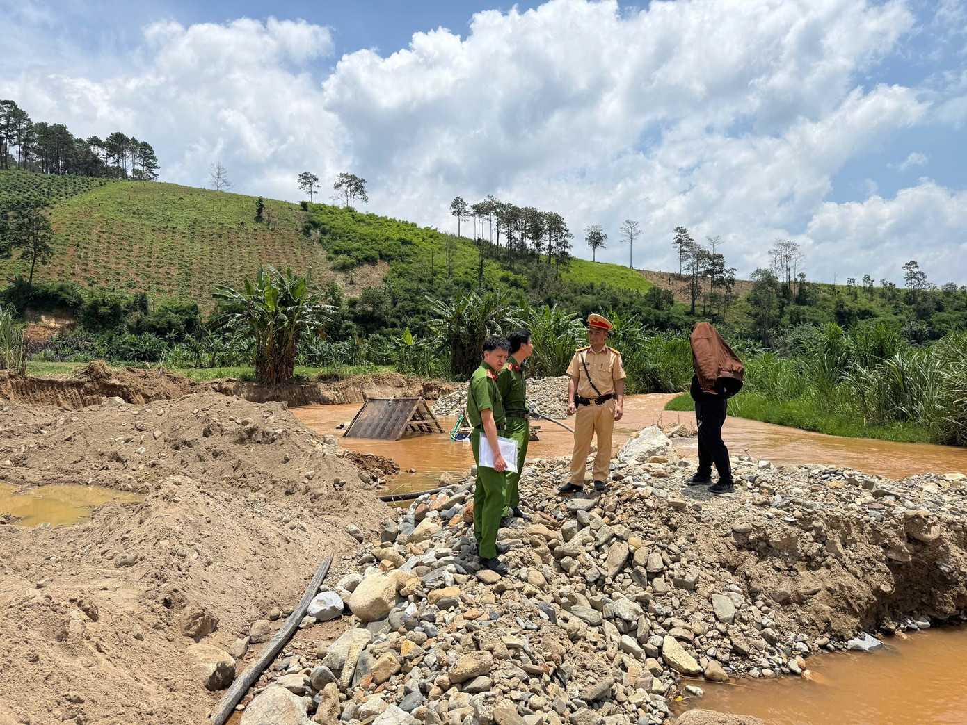 Phát hiện vụ khai thác cát sỏi trái phép lớn tại thủy điện Yan Tann Sien - Ảnh 1.