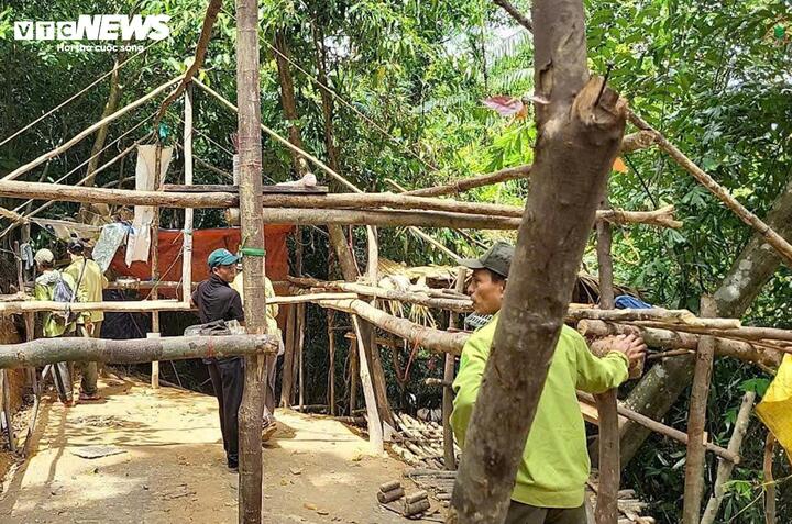 Cận cảnh hầm vàng trái phép trong rừng phòng hộ Quảng Trị - Ảnh 2. Cận cảnh hầm vàng trái phép trong rừng phòng hộ Quảng Trị - Ảnh 2.