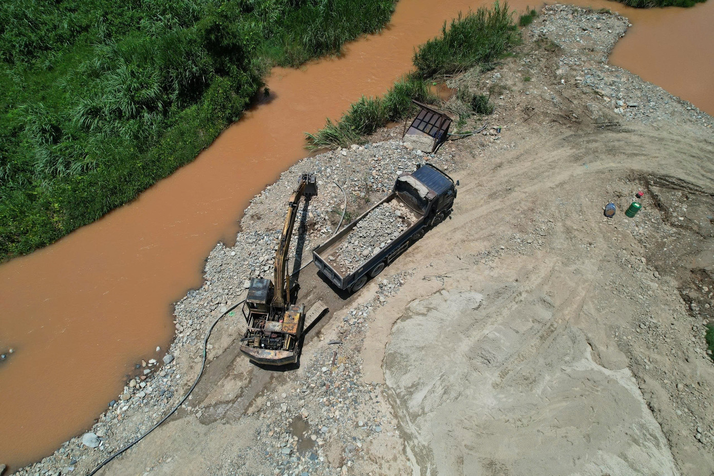 Phát hiện vụ khai thác cát sỏi trái phép lớn tại thủy điện Yan Tann Sien - Ảnh 2.