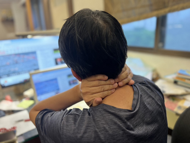 Tự nắn, bẻ cổ "nghe rắc 1 cái", người phụ nữ nhập viện vì tê nửa người, choáng váng - Ảnh 1.