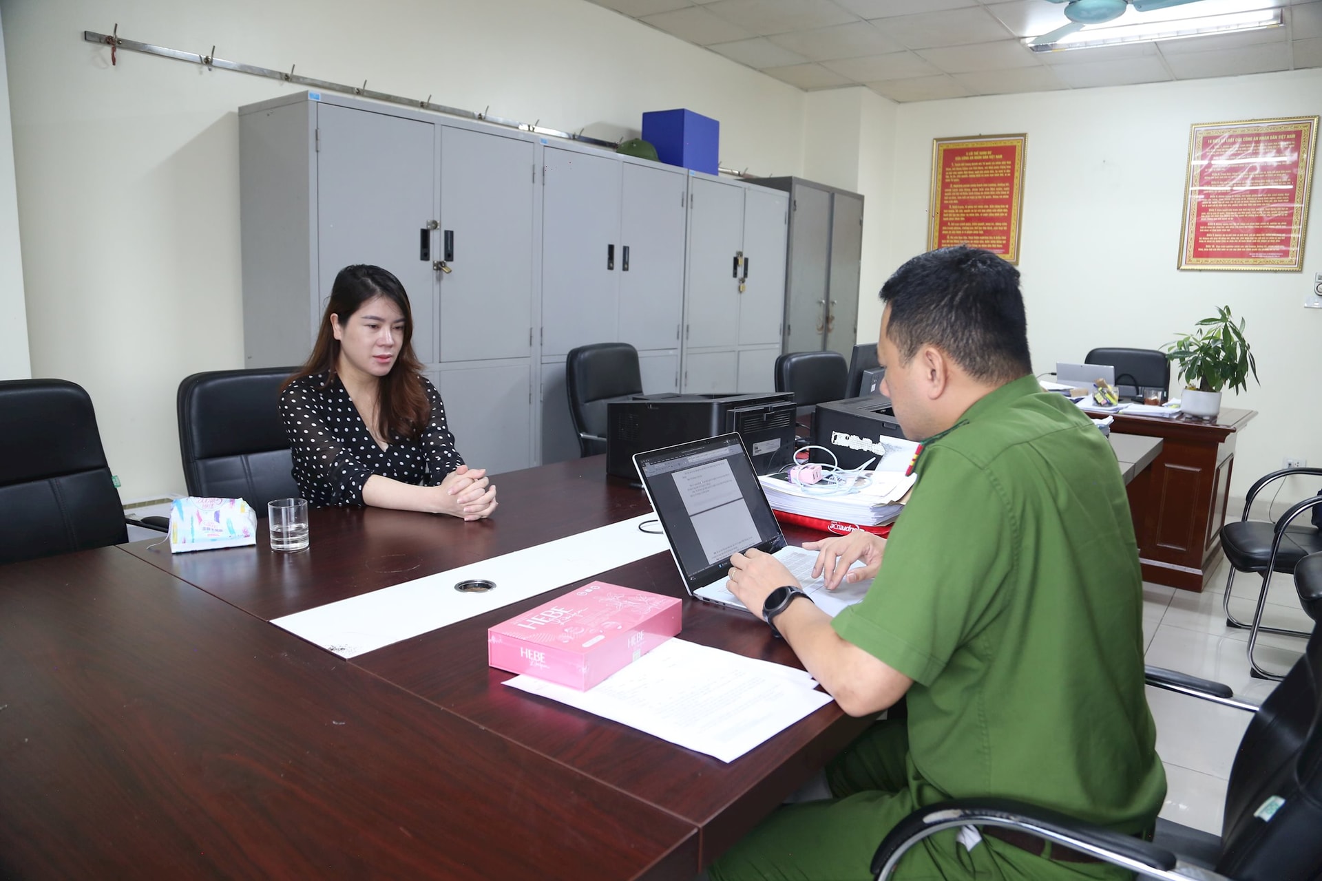 Thủ đoạn của nữ Gi&aacute;m đốc sản xuất thực phẩm chức năng giả tại Quảng Ninh - Ảnh 1.