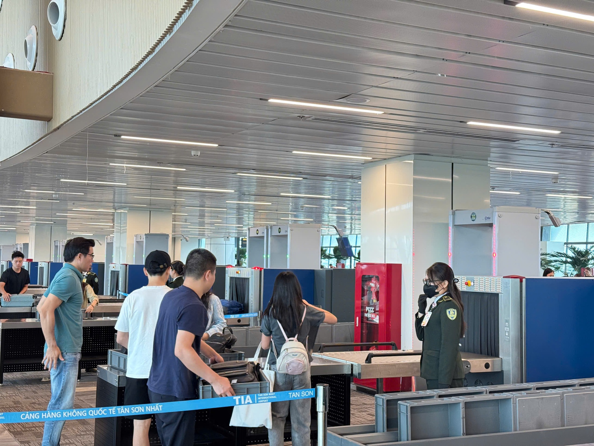 Tốn vài phút cởi giày, thắt lưng, con số bất ngờ về thiệt hại cho kinh tế- Ảnh 2. Tốn vài phút cởi giày, thắt lưng, con số bất ngờ về thiệt hại cho kinh tế- Ảnh 2.