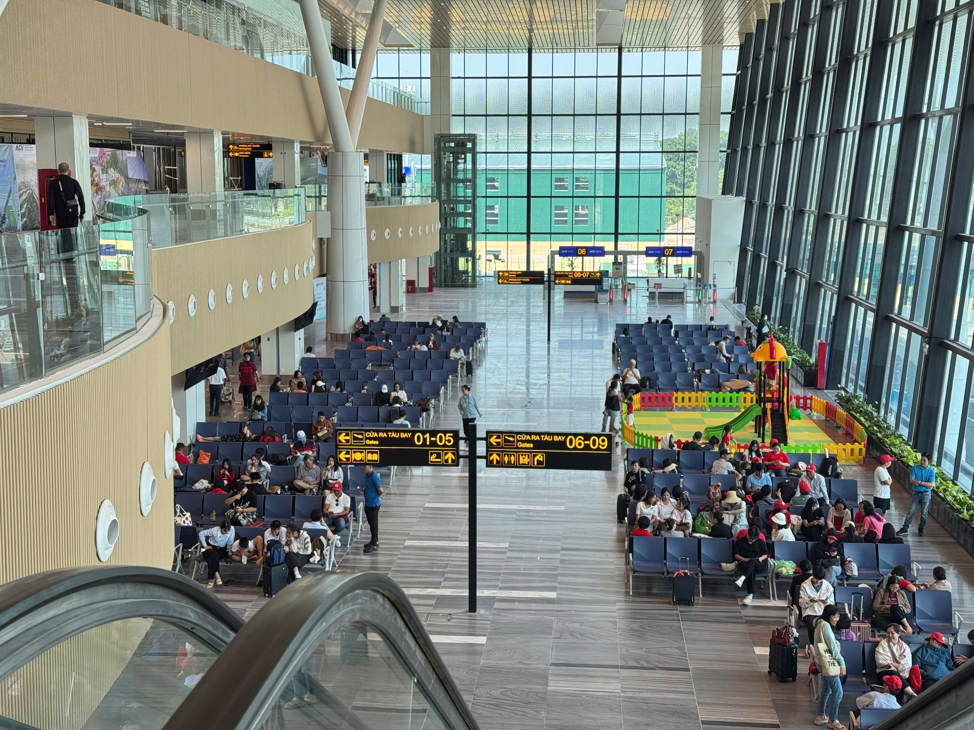 Tốn vài phút cởi giày, thắt lưng, con số bất ngờ về thiệt hại cho kinh tế- Ảnh 3. Tốn vài phút cởi giày, thắt lưng, con số bất ngờ về thiệt hại cho kinh tế- Ảnh 3.