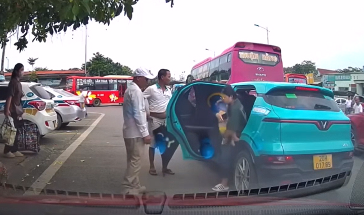 Nhóm người chặn taxi công nghệ Thái Nguyên đuổi phụ nữ bế con giữa nắng nóng - Ảnh 1.