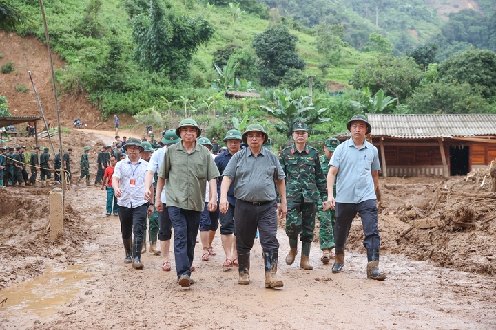 Giọt nước mắt và cái ôm của Thủ tướng Phạm Minh Chính với người mẹ mất con - Ảnh 2.