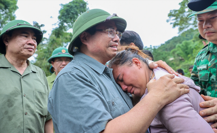Giọt nước mắt và cái ôm của Thủ tướng Phạm Minh Chính với người mẹ mất con - Ảnh 1.