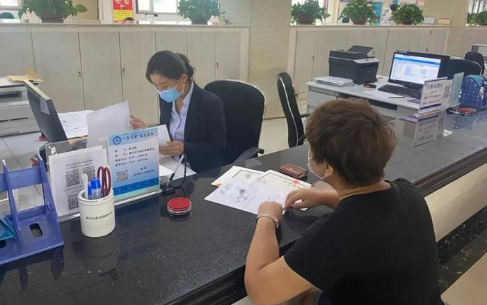 Người phụ nữ rút 360 triệu đồng và bẫy lừa đảo tinh vi cần cảnh giác - Ảnh 1.