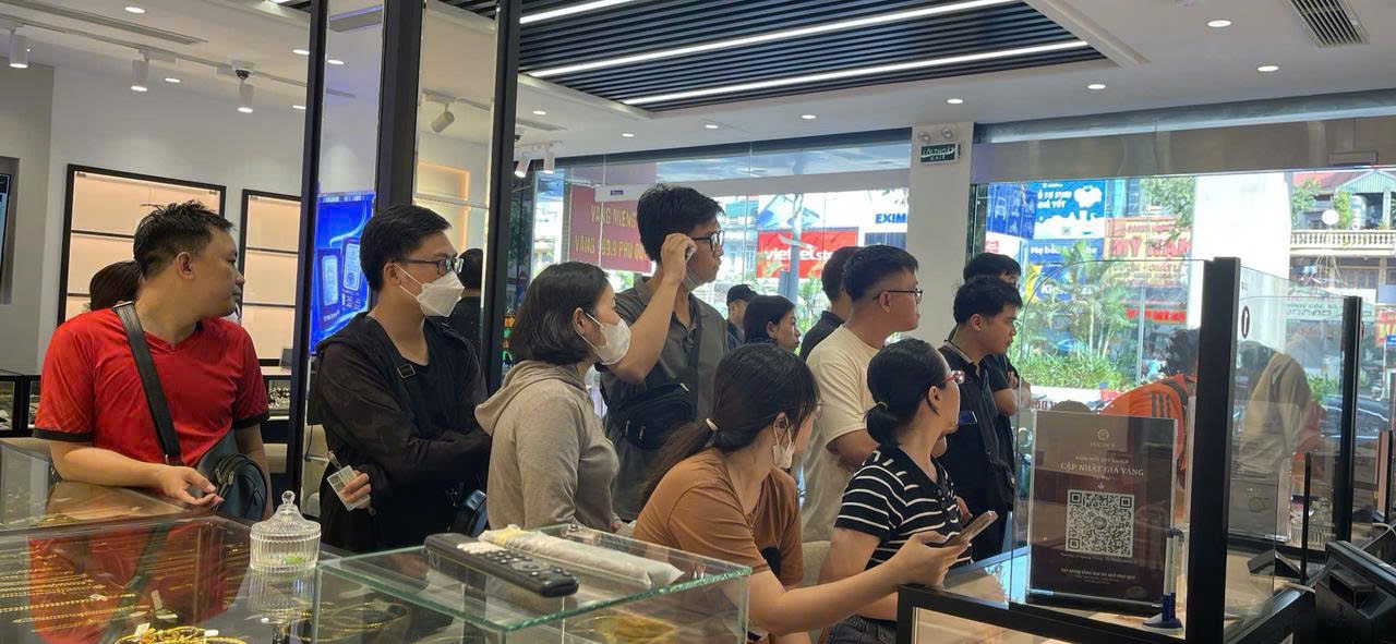 Gần 2 tấn bạc kỷ niệm 80 năm Quốc Khánh cháy hàng sau 8 tiếng mở bán - Ảnh 4.