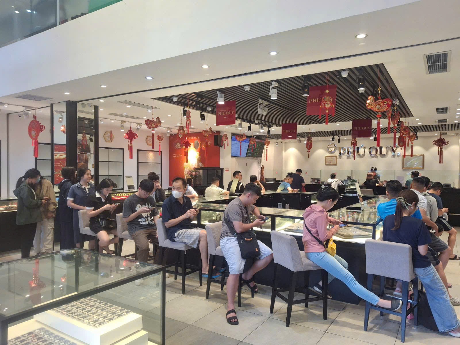 Gần 2 tấn bạc kỷ niệm 80 năm Quốc Khánh cháy hàng sau 8 tiếng mở bán - Ảnh 3.