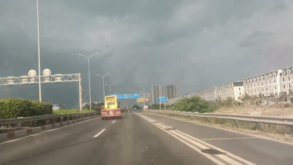 Tài xế lạng lách trên cao tốc TP HCM - Long Thành vì buồn chuyện gia đình - Ảnh 1.