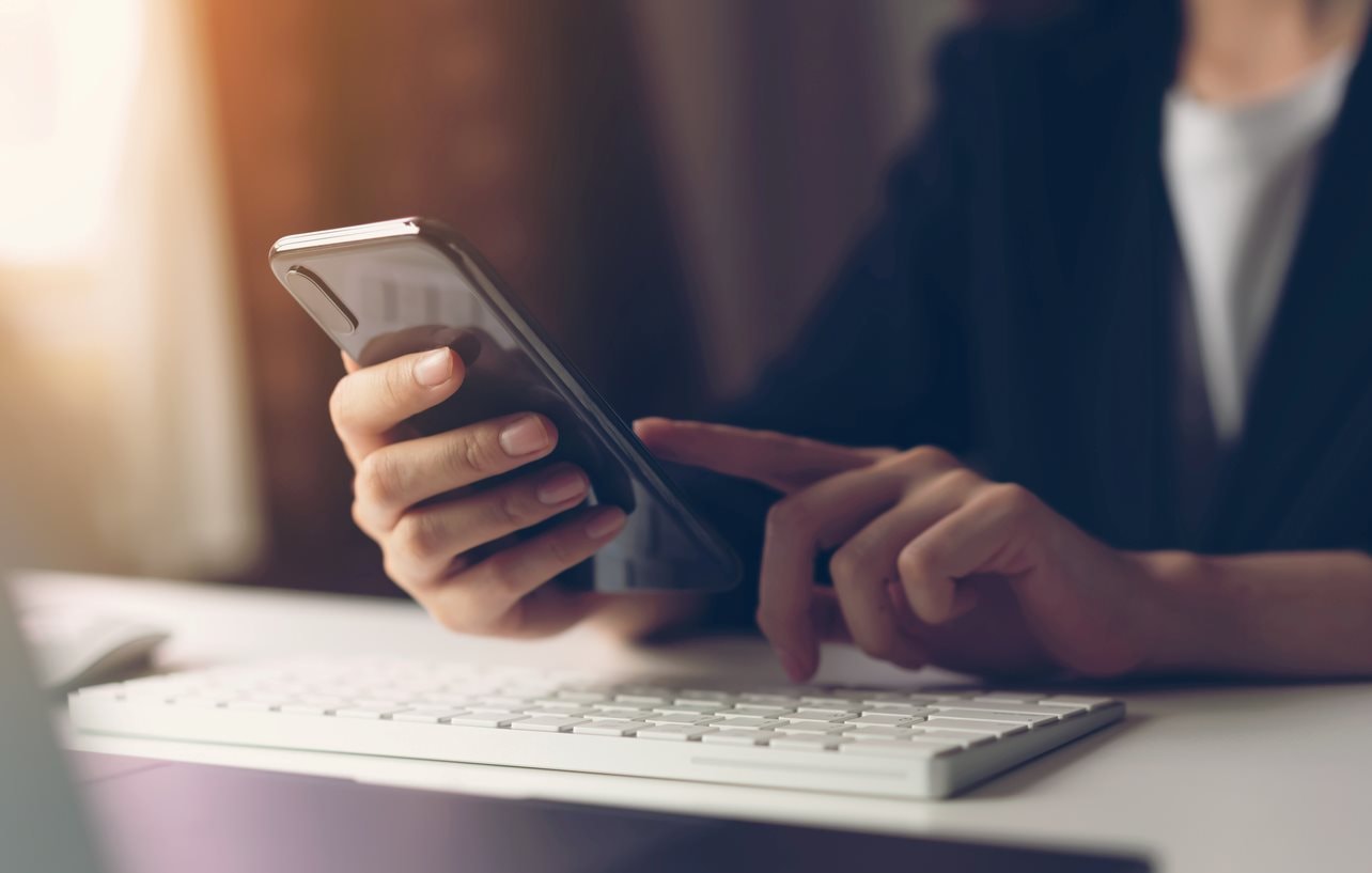 Nhận Được Thông Báo Này, Điện Thoại Có Thể Sắp Bị Hack 1 Woman Using Smartphone In Home Office 1608799938891879510796 1754299433482 17542994336441637614143