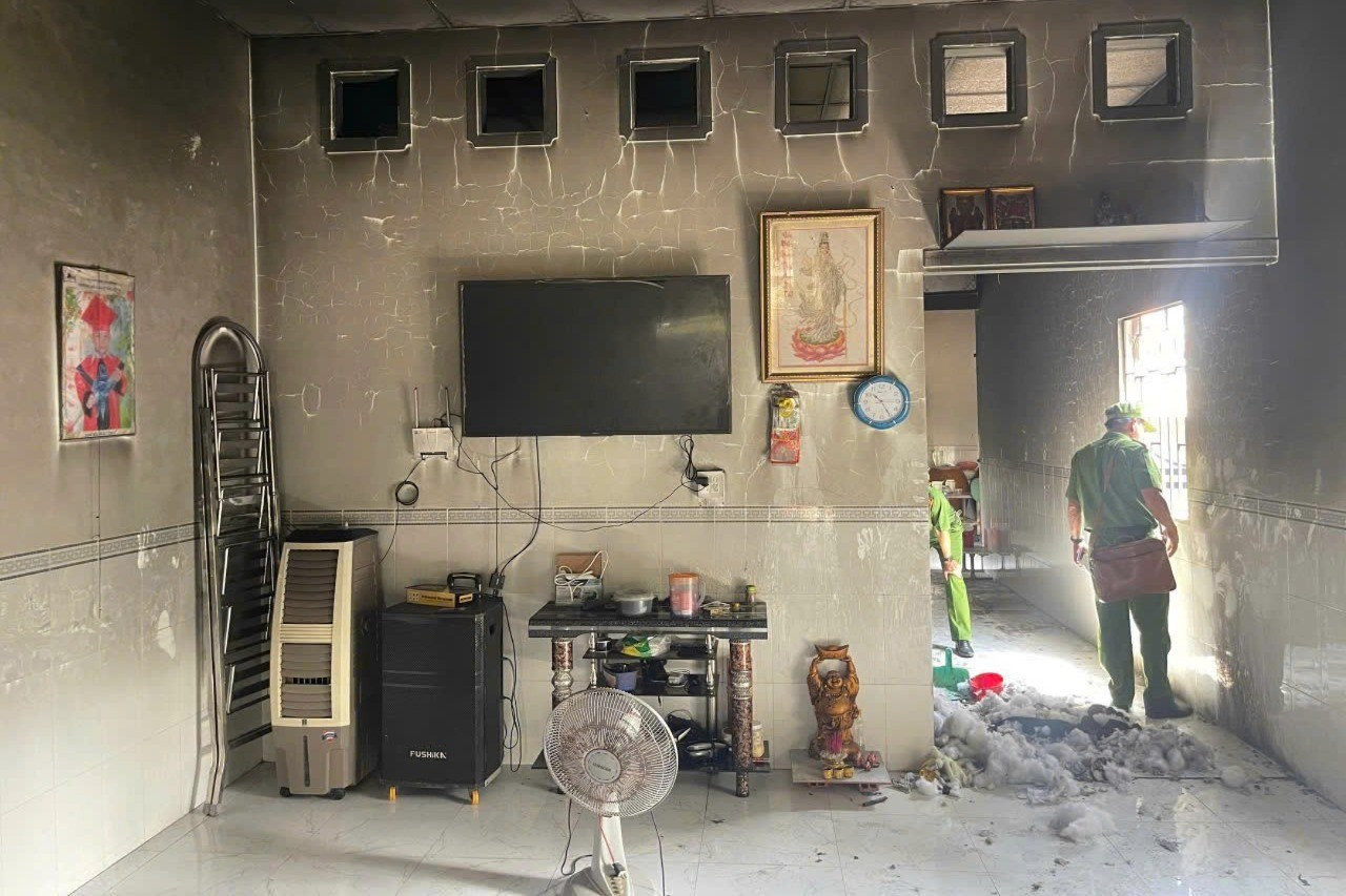 Phan Văn Còn phóng hỏa nhà ' vợ hờ ' sau khi nhậu say ở An Giang - Ảnh 1.