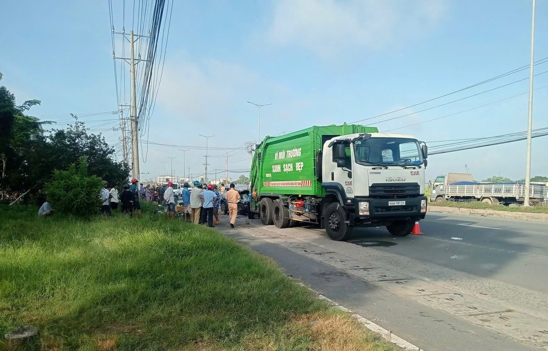 Vĩnh Long: Tai nạn ô tô tông xe chở rác , 2 người chết thảm - Ảnh 1.