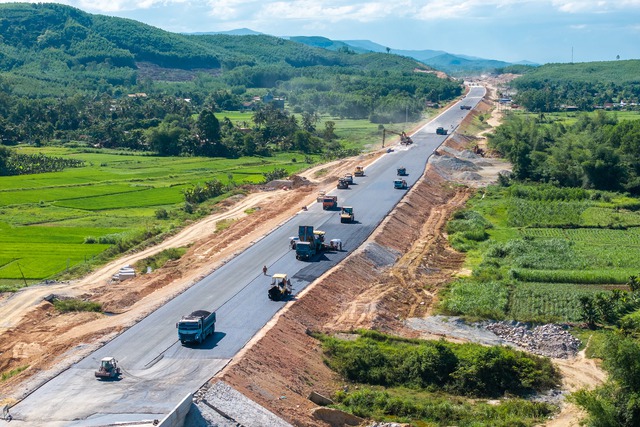 3.100 người, 1.150 thiết bị làm ngày đêm, liên danh Đèo Cả quyết tâm vượt tiến độ dự án lớn nhất cao tốc Bắc - Nam theo chỉ đạo của Thủ tướng - Ảnh 1. 3.100 người, 1.150 thiết bị làm ngày đêm, liên danh Đèo Cả quyết tâm vượt tiến độ dự án lớn nhất cao tốc Bắc - Nam theo chỉ đạo của Thủ tướng - Ảnh 1.