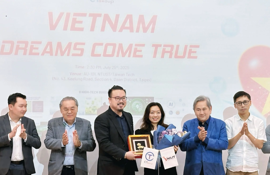 Chủ tịch DN tự chủ thiết kế chip, UAV nói thẳng về "trụ cột vàng" để Việt Nam vươn tầm, hé lộ cách đã làm- Ảnh 2. Chủ tịch DN tự chủ thiết kế chip, UAV nói thẳng về "trụ cột vàng" để Việt Nam vươn tầm, hé lộ cách đã làm- Ảnh 2.