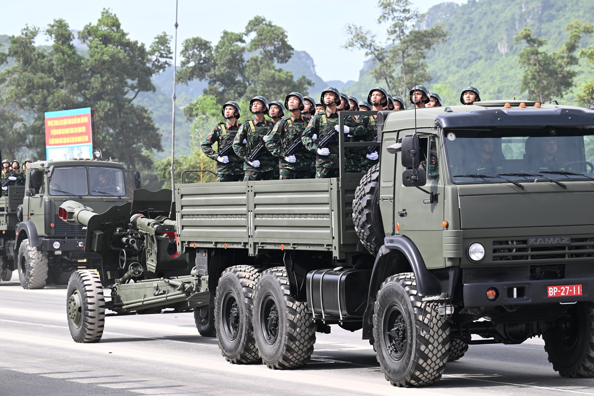 Chiêm ngưỡng xe tăng , tên lửa hợp luyện tại Hà Nội trong nắng gắt - Ảnh 4. Chiêm ngưỡng xe tăng , tên lửa hợp luyện tại Hà Nội trong nắng gắt - Ảnh 4.