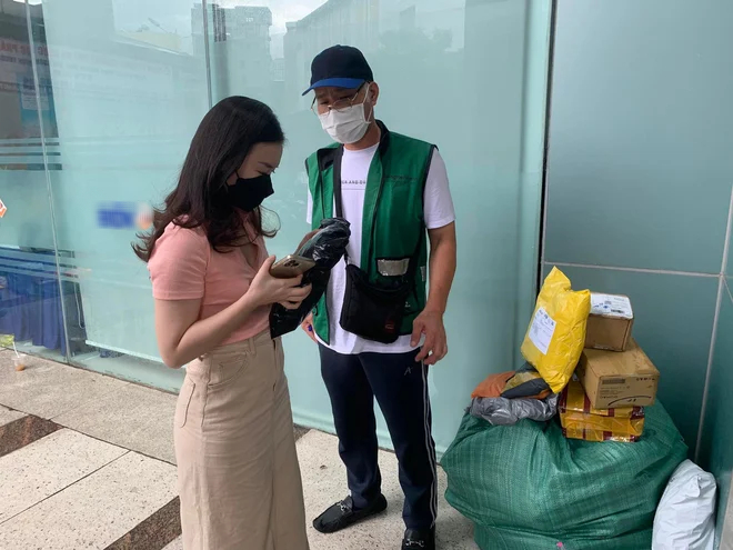 Nghề tay trái hái ra tiền chốn công sở: Chị lao công kiêm shipper chuyên nghiệp, sảnh văn phòng thành 'xóm chợ online'- Ảnh 2. Nghề tay trái hái ra tiền chốn công sở: Chị lao công kiêm shipper chuyên nghiệp, sảnh văn phòng thành 'xóm chợ online'- Ảnh 2.