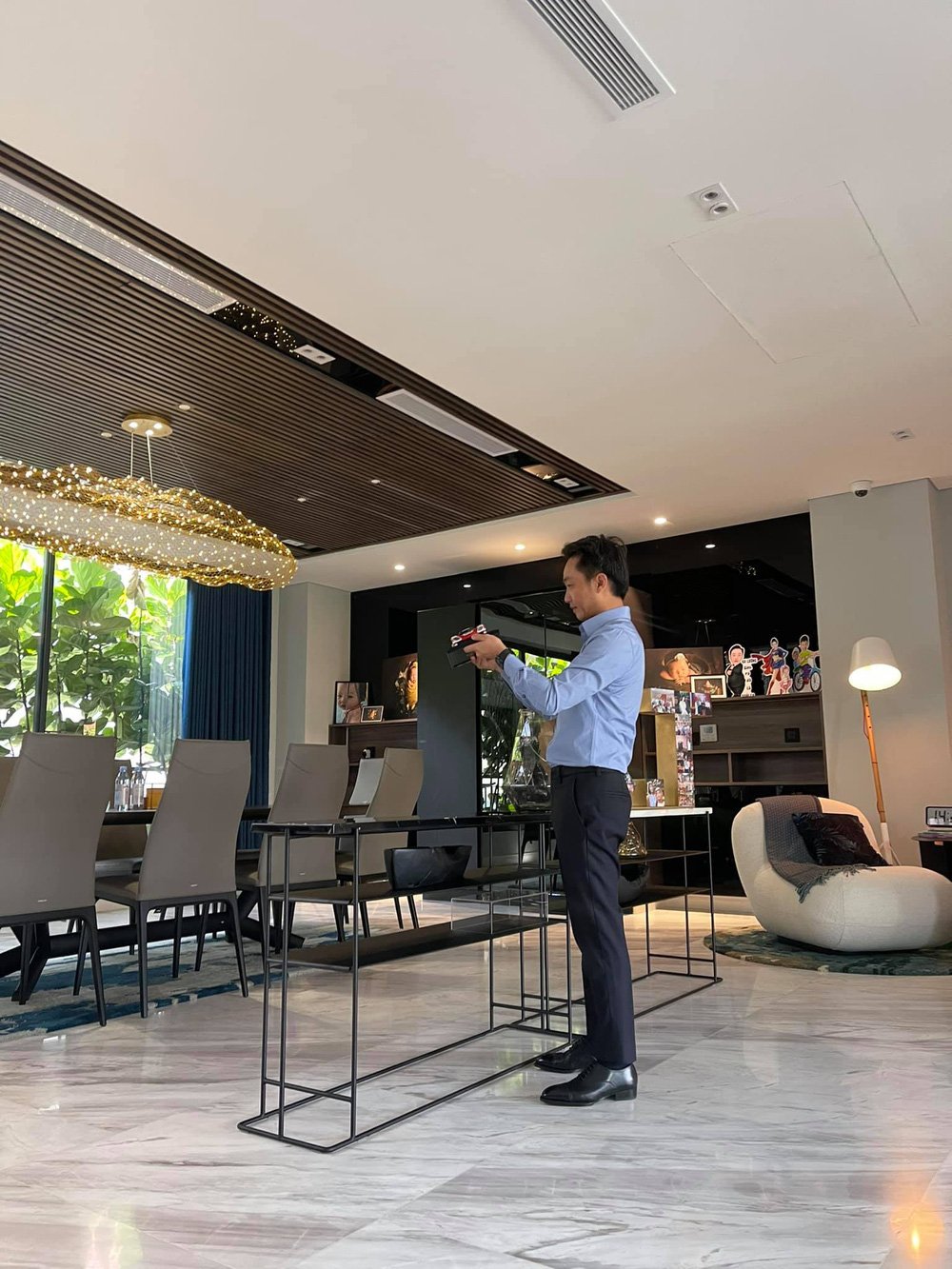 Cuộc sống hòa hợp của vợ chồng Cường Đô La trong biệt thự đẹp như trung tâm thương mại ở TP.HCM - Ảnh 8.