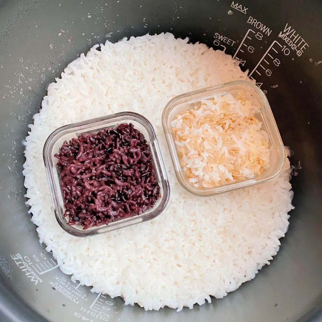 Nồi cơm điện c&oacute; 4 "b&iacute; mật" m&agrave; rất nhiều người d&ugrave;ng cả đời kh&ocirc;ng biết - Ảnh 1.