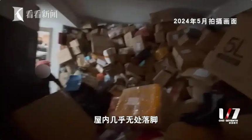 Bà lão U70 chi 7 tỷ mua sắm online, sống giữa đống đồ đáng báo động - Ảnh 1.