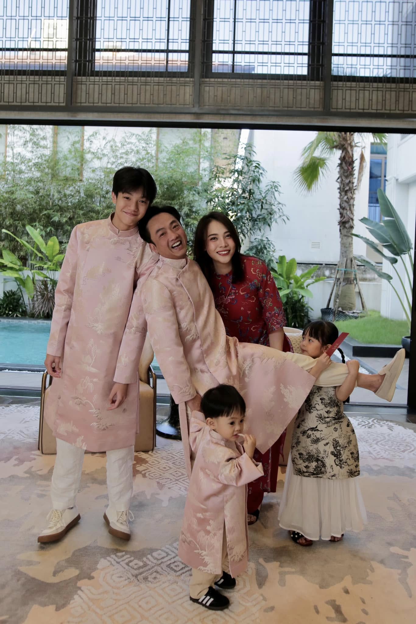 Cuộc sống hòa hợp của vợ chồng Cường Đô La trong biệt thự đẹp như trung tâm thương mại ở TP.HCM - Ảnh 2.