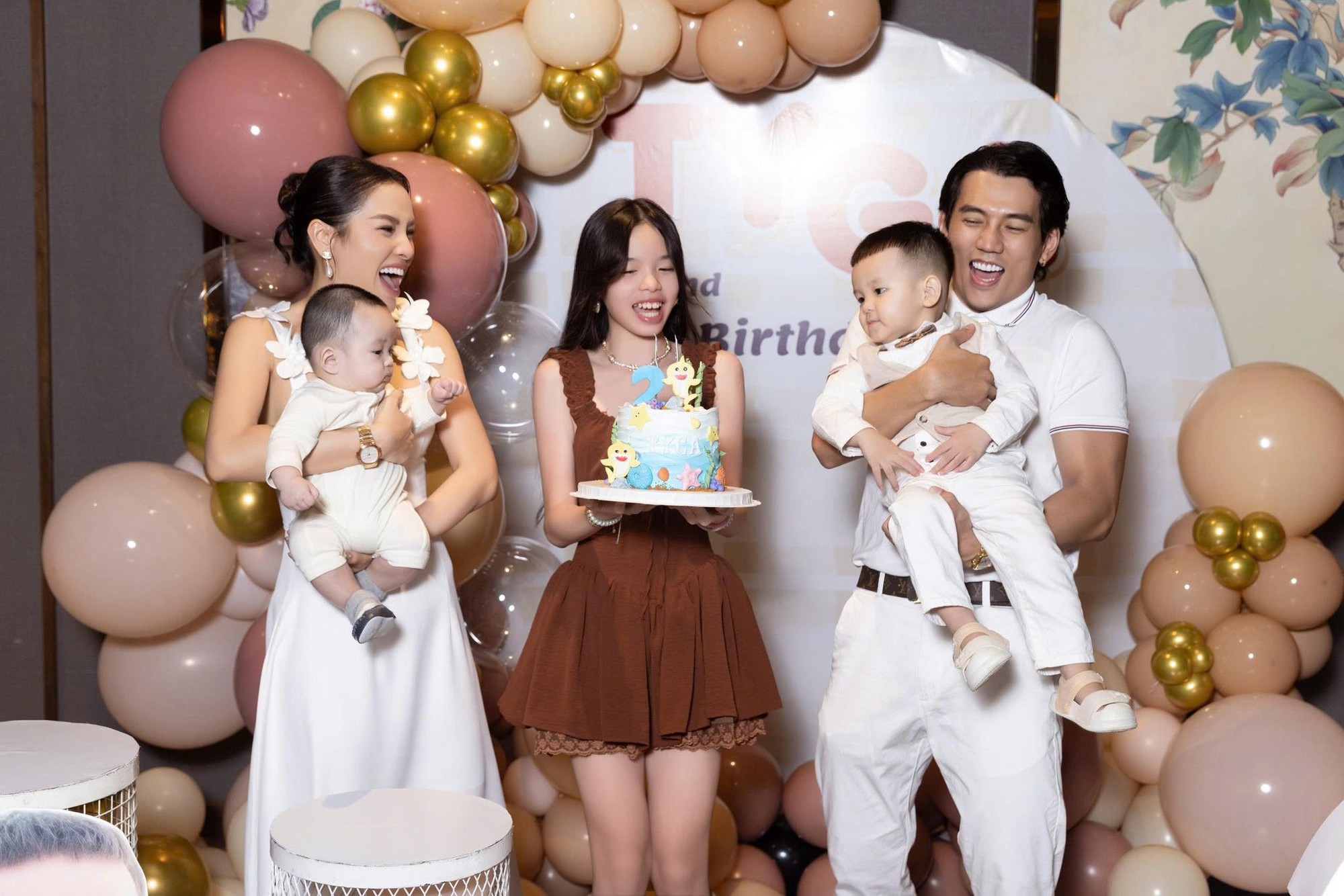 Phản ứng bất ngờ của Phương Trinh Jolie sau khi Lý Bình "giục" sinh con lần thứ 4- Ảnh 1. Phản ứng bất ngờ của Phương Trinh Jolie sau khi Lý Bình "giục" sinh con lần thứ 4- Ảnh 1.